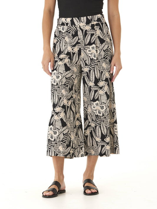 Alora Island Flora Print Woven Capri Pant