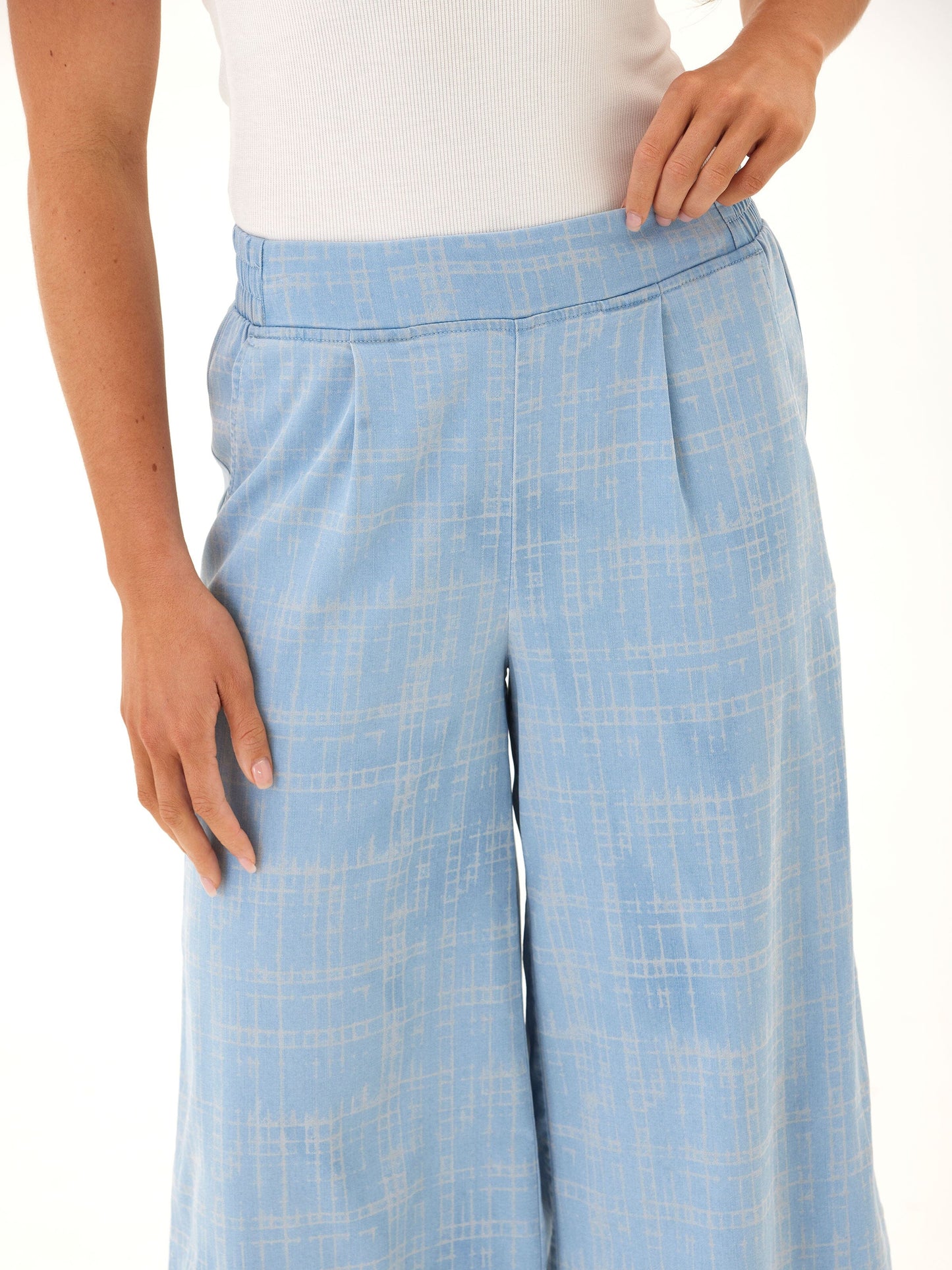 Alora Grid Plaid Stretch Chambray Capri Pant