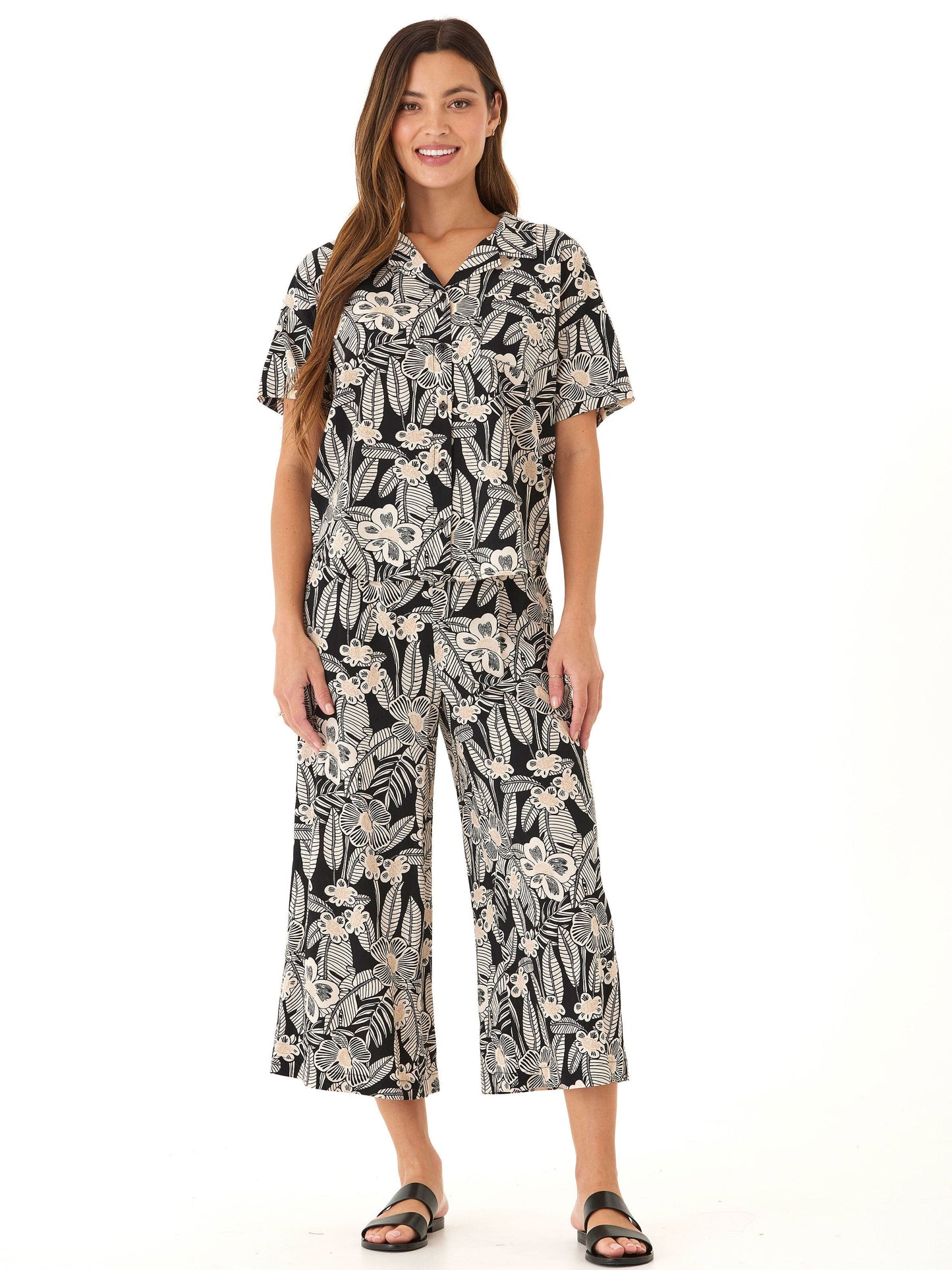 Alora Island Flora Print Woven Capri Pant