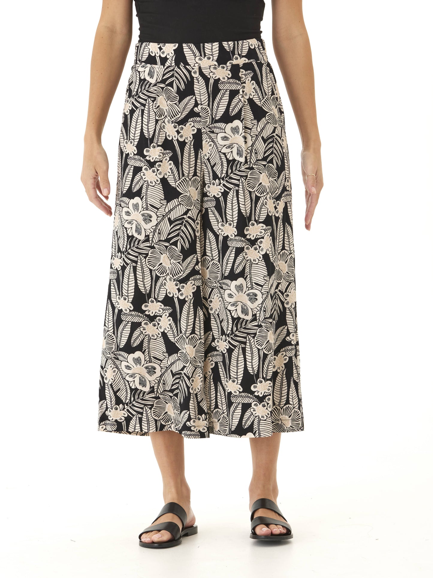 Alora Island Flora Print Woven Capri Pant