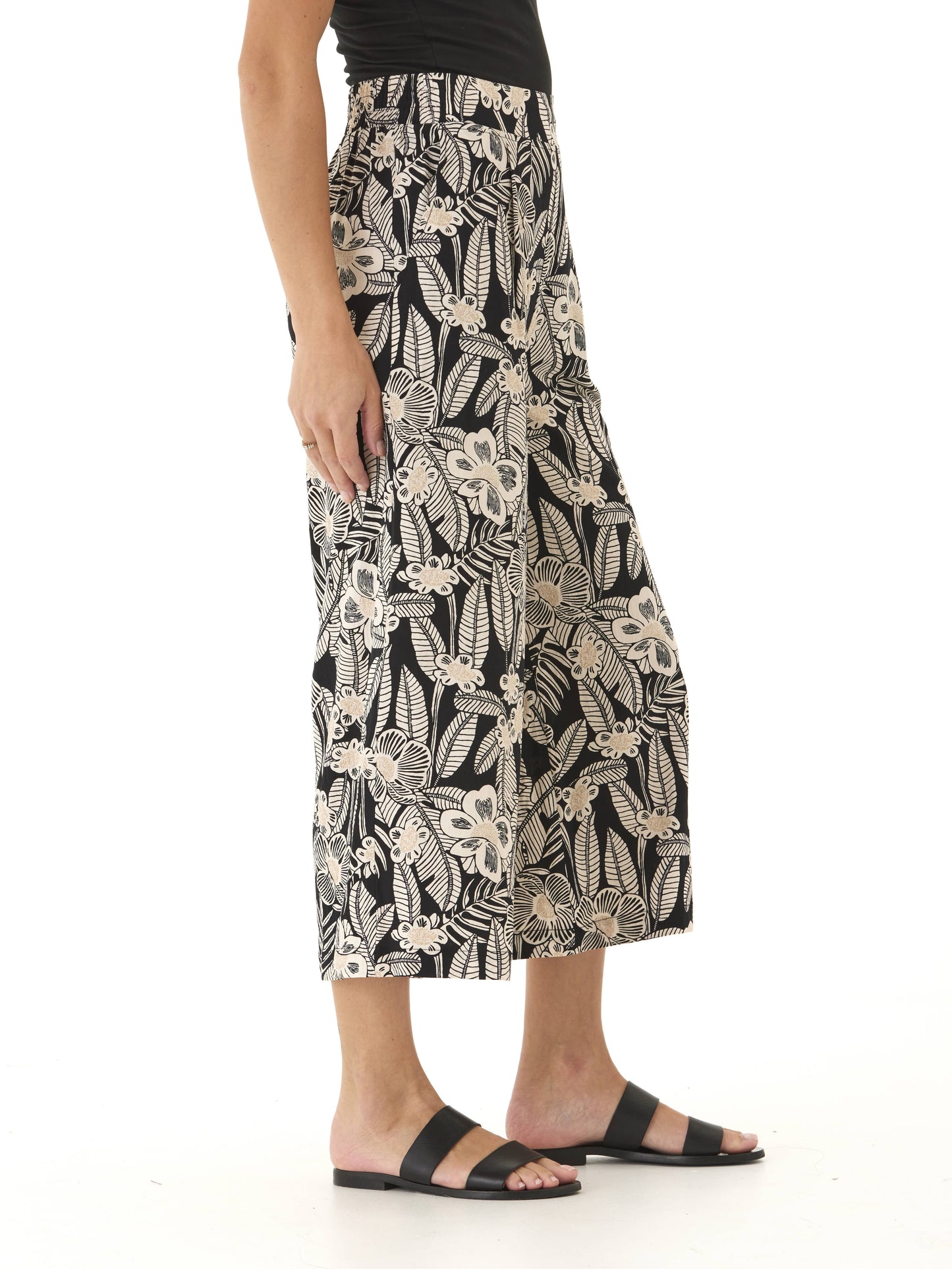 Alora Island Flora Print Woven Capri Pant
