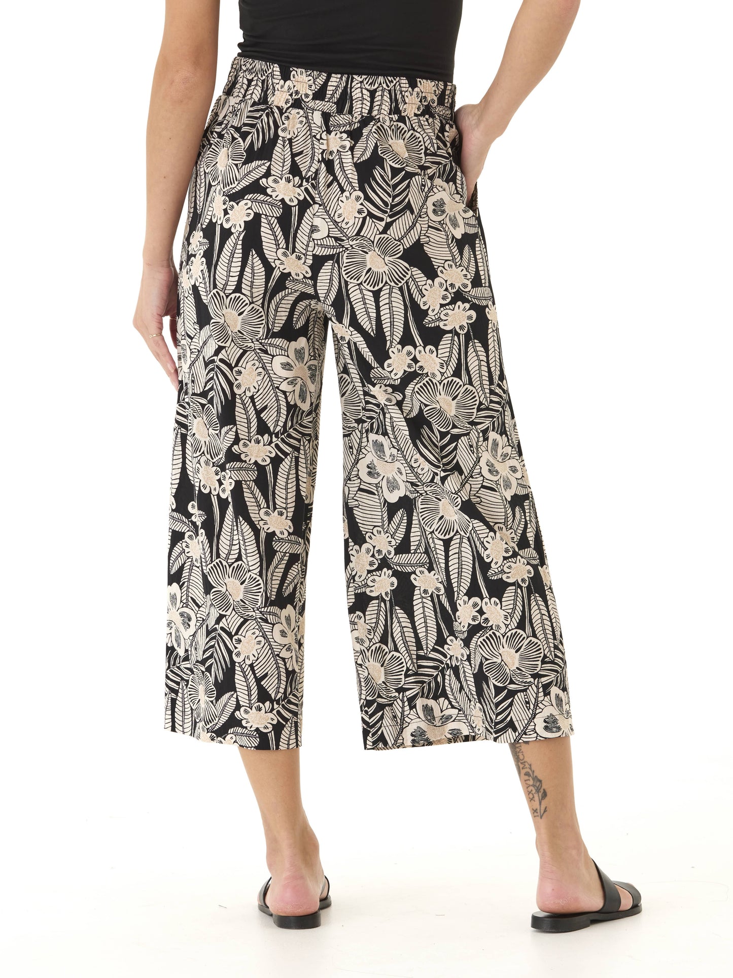 Alora Island Flora Print Woven Capri Pant