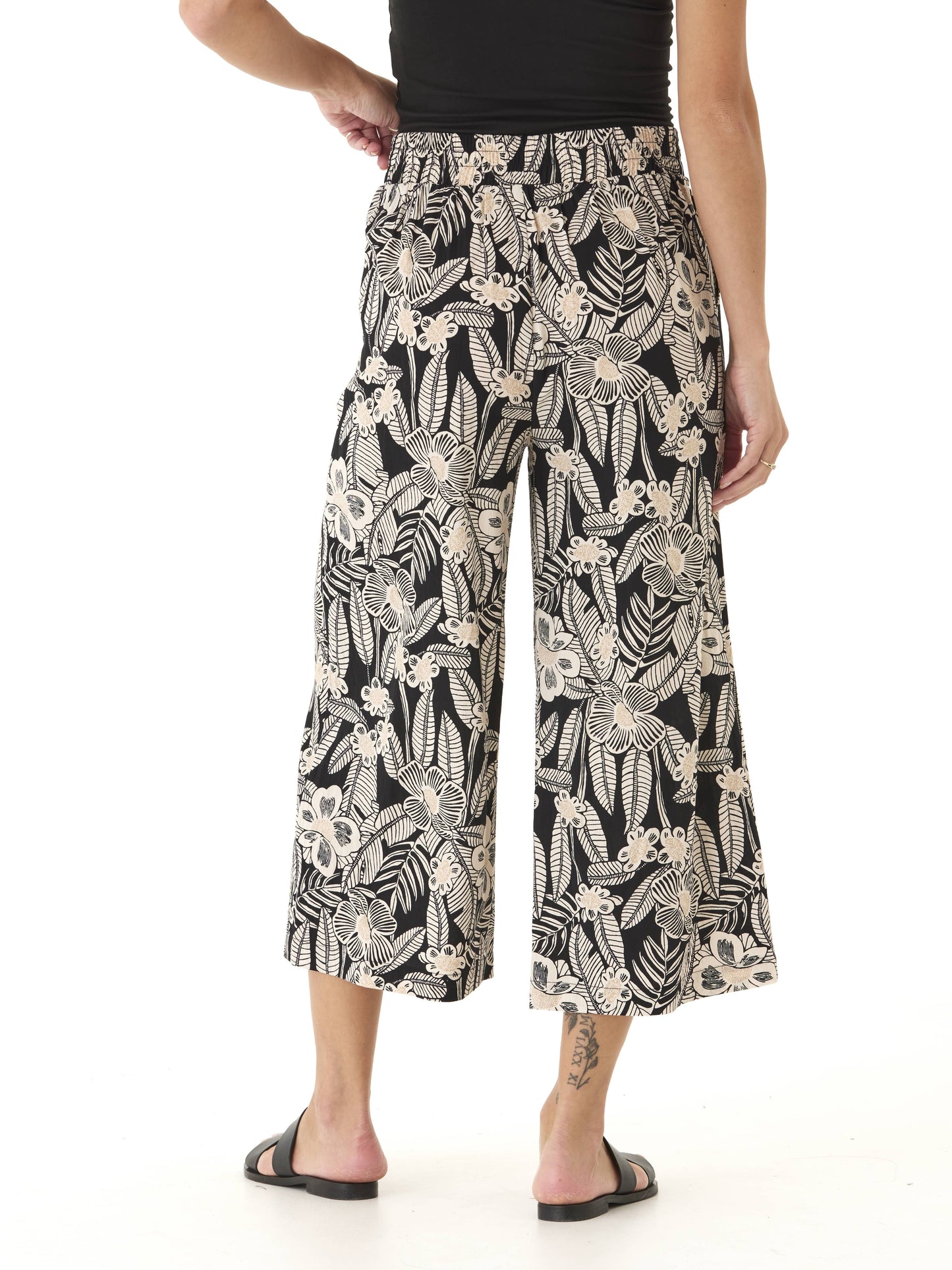 Alora Island Flora Print Woven Capri Pant