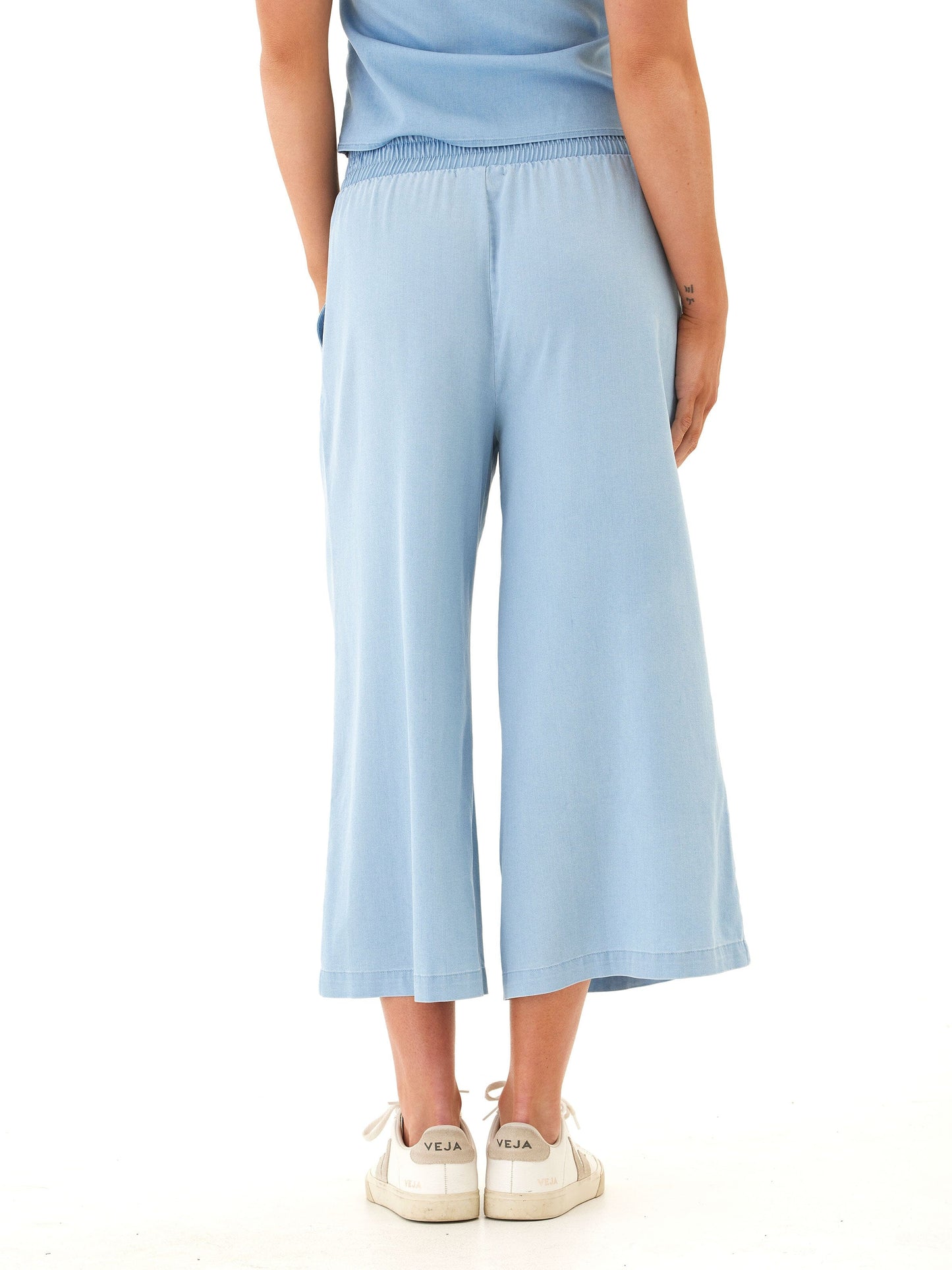 Alora Stretch Chambray Capri Pant